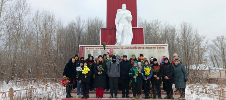 Торжественная линейка, приуроченная ко Дню памяти Неизвестного Солдата.